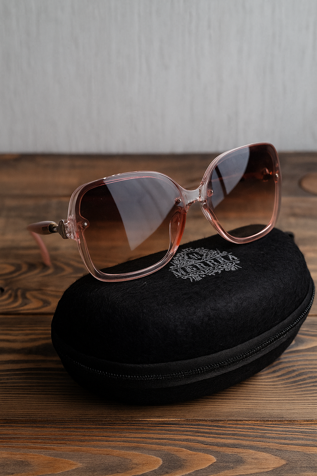 Meeran ROYAL sunglasses with pink lenses and a black/pinkframe, featuring UV protection